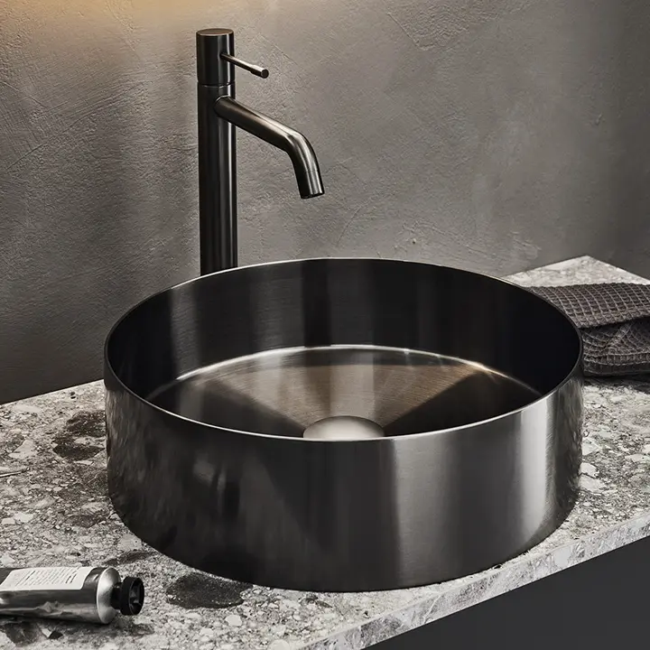 Sink on stone-patterned laminate worktop