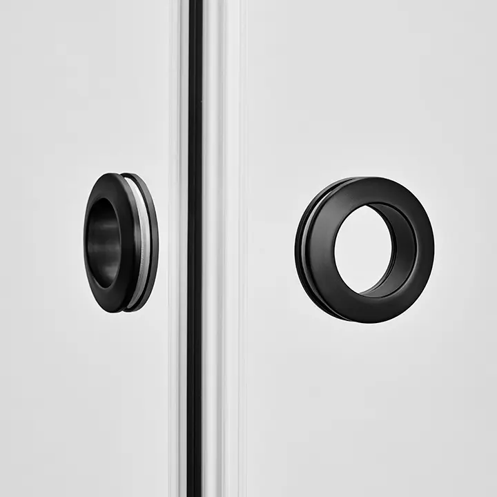 Integrated handles with elegant fittings make the shower door extra elegant.