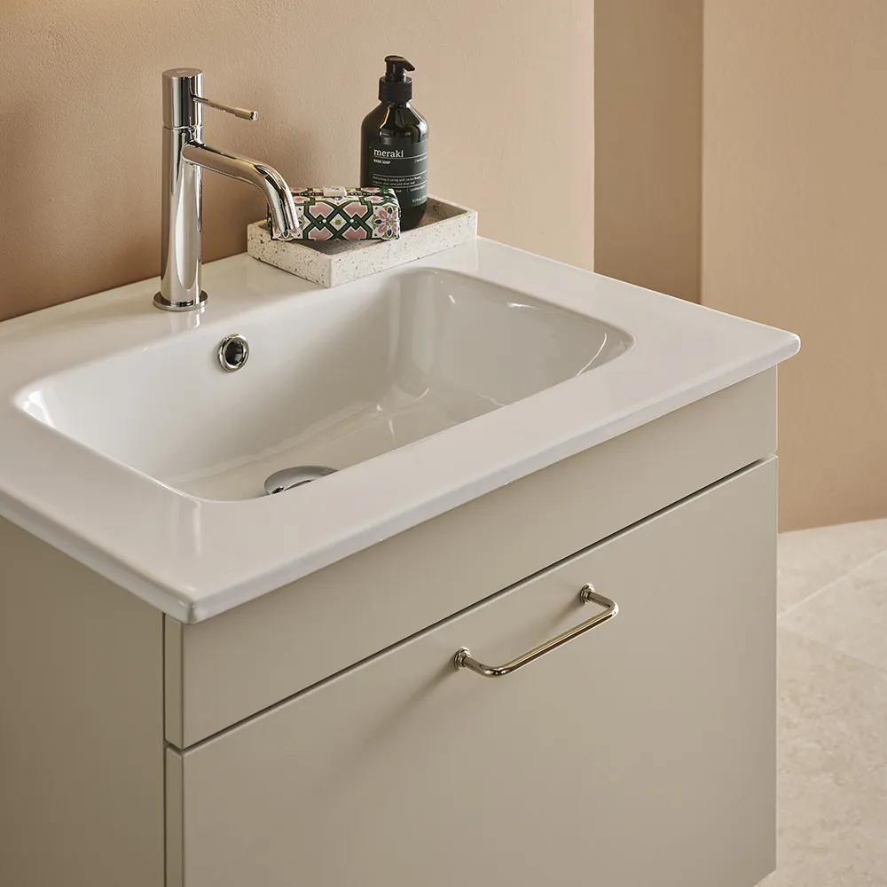 Washbasin with large bowl