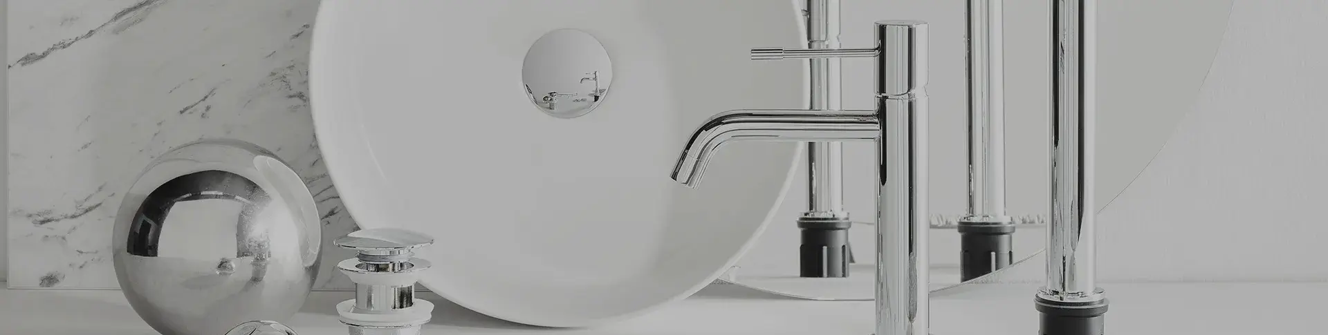 Crisp - Bright bathroom in chrome and marble