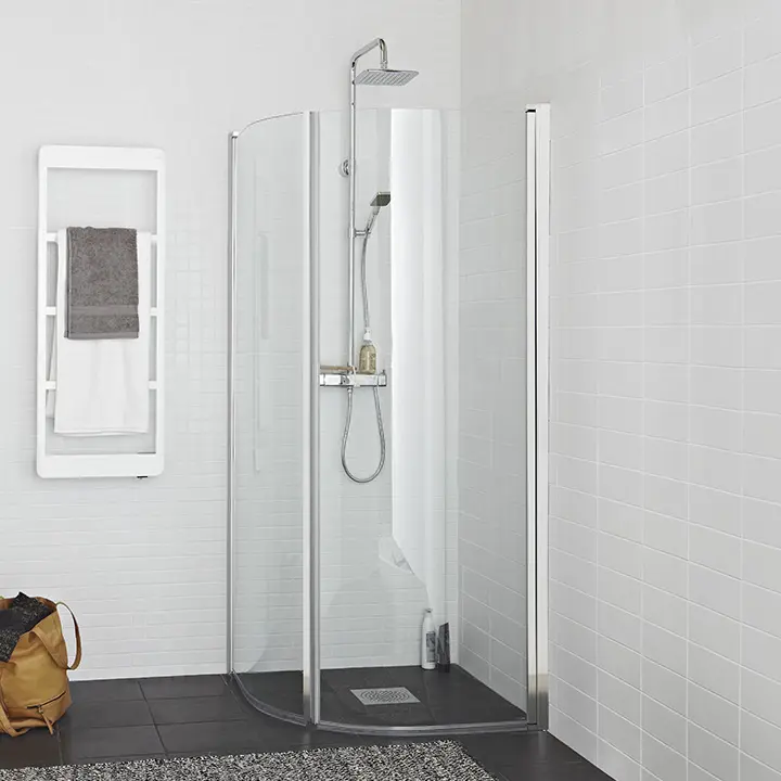 Modern and slightly curved shower enclosure with elegant chromed profiles.