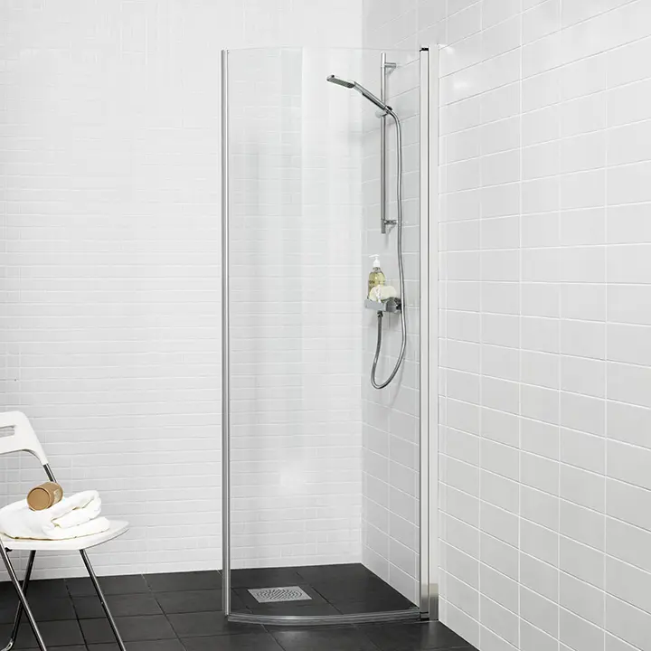 Modern and slightly curved shower door with elegant chrome-coloured profiles.